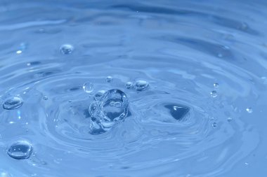 Mavi su damlası dokusu arka plan. Doğal su soyut desenleri ve şekilleri. Grafik tasarımı veya afiş arkaplanı için.