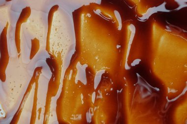 Kahverengi soya sosunun soyut yapısı. Doğal desenler ve dokular. Soya sosunun soyut şekli.