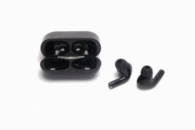 Beyaz arkaplanda izole edilmiş siyah bluetooth kulaklıkları kapat. İletişim teknolojisi ve elektronik kavram. Metin için alanı kopyala. Grafik tasarımı veya afiş arkaplanı için alanı kopyala