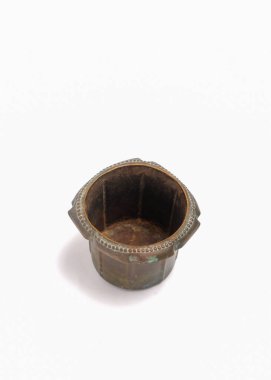 Beyaz arka planda izole edilmiş antik bakır bardağı kapat. Kupa antika ve eski görünüyor. Metin için kopyalama alanı. Grafik tasarımı veya 3D canlandırma için antika konsepti, afiş arkaplanı