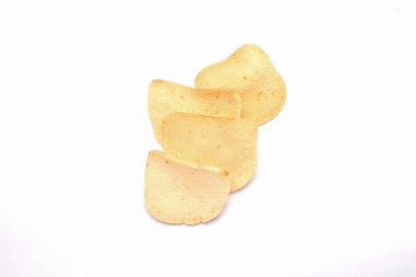 Beyaz arka planda izole edilmiş karides krakerlerini kapatın. Tipik Endonezya krakerleri. Lezzetli ve çıtır. Geleneksel yiyecek konsepti.