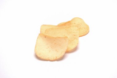 Beyaz arka planda izole edilmiş karides krakerlerini kapatın. Tipik Endonezya krakerleri. Lezzetli ve çıtır. Geleneksel yiyecek konsepti.