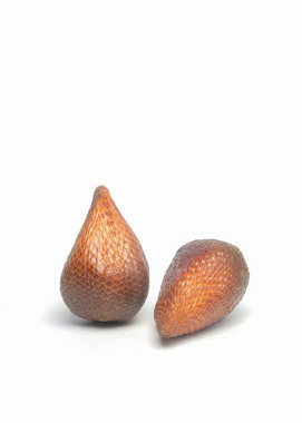 Beyaz arka planda izole edilmiş yılan meyvelerine yakın çekim. Tipik tropik meyve. Yılan meyvesinin kahverengi ve pullu derisi. Uzayı metin için kopyala. Grafik tasarımı veya afiş arkaplanı için