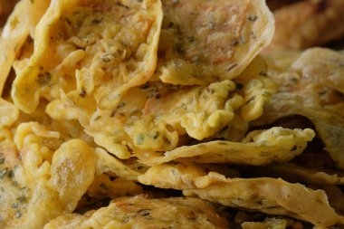 Mendoan tempehinin dokusunu ve soyut desenini kapat. Soya fasulyesinden yapılan tipik Endonezya yemekleri. Geleneksel gıda kavramı. Grafik tasarımı, afiş arkaplanı veya 3 boyutlu canlandırma için