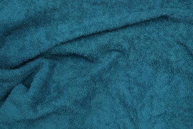 Mavi havlunun dalgalı ve buruşuk dokusu. Pürüzsüz ve yumuşak havlu kumaşı. Grafik tasarımı için, 3 boyutlu biçimlendirme veya pankart arkaplanı