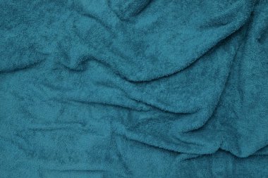 Mavi havlunun dalgalı ve buruşuk dokusu. Pürüzsüz ve yumuşak havlu kumaşı. Grafik tasarımı için, 3 boyutlu biçimlendirme veya pankart arkaplanı