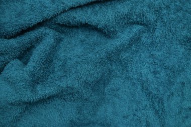 Mavi havlunun dalgalı ve buruşuk dokusu. Pürüzsüz ve yumuşak havlu kumaşı. Grafik tasarımı için, 3 boyutlu biçimlendirme veya pankart arkaplanı