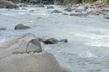 Ürün yerleştirme konsepti için temiz nehir arka planına sahip kayalar. Metin için alanı kopyala. Doğal manzara arkaplanı. Rahatlamak için sakin ve barışçıl bir atmosfer. Grafik tasarımı, 3D canlandırma veya afiş arka planı için