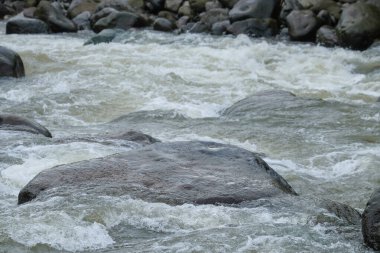 Ürün yerleştirme konsepti için temiz nehir arka planına sahip kayalar. Metin için alanı kopyala. Doğal manzara arkaplanı. Rahatlamak için sakin ve barışçıl bir atmosfer. Grafik tasarımı, 3D canlandırma veya afiş arka planı için
