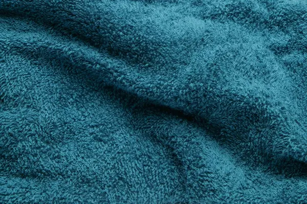 Mavi havlunun dalgalı ve buruşuk dokusu. Pürüzsüz ve yumuşak havlu kumaşı. Grafik tasarımı için, 3 boyutlu biçimlendirme veya pankart arkaplanı