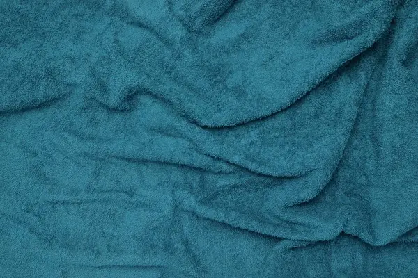 Mavi havlunun dalgalı ve buruşuk dokusu. Pürüzsüz ve yumuşak havlu kumaşı. Grafik tasarımı için, 3 boyutlu biçimlendirme veya pankart arkaplanı