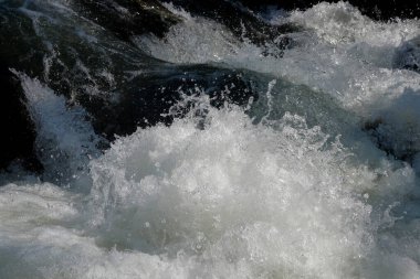 Temiz şelale sıçramalarının soyut dokusu. Nehir suyunun doğal yapısı ve dokusu. Grafik tasarımı veya afiş arkaplanı için