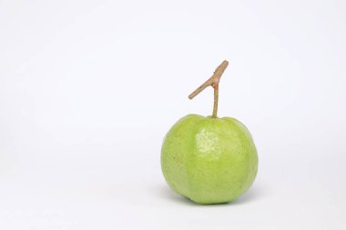 Beyaz arkaplanda izole edilmiş yeşil guava 'yı kapat. Metin için kopyala. Grafik tasarımı, 3D oluşturma veya ön plan için A- vitamini kaynağı