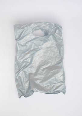 Gri plastik torba beyaz arkaplanda izole edildi. Metin için alanı kopyala ve mockup.Grafik tasarımı için alanı kopyala, 3D görüntüleme veya pankart arkaplanı