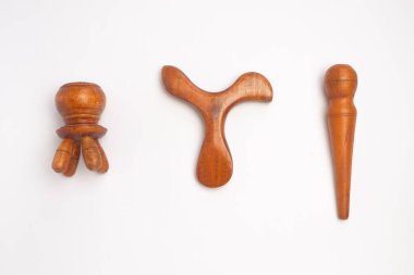 Beyaz arka planda izole edilmiş geleneksel ahşap masaj aleti. Uzayı metin için kopyala. Grafik tasarımı için, 3 boyutlu biçimlendirme veya pankart arkaplanı