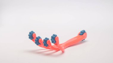 Beyaz arka planda izole edilmiş pembe plastikten geleneksel masaj aleti. Uzayı metin için kopyala. Grafik tasarımı için, 3 boyutlu biçimlendirme veya pankart arkaplanı