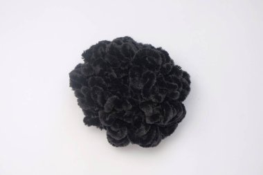 Siyah elastik kumaş saç ipi beyaz arkaplanda izole edildi. Metin için alanı kopyala. Grafik tasarımı, 3D görüntüleme veya afiş arkaplanı