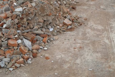 Yolun kenarına sökülmüş tuğla duvarlar yığılmış. Uzayı metin için kopyala. Grafik tasarımı için, 3 boyutlu biçimlendirme veya pankart arkaplanı