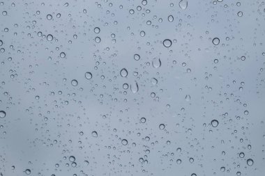 Şeffaf plastikteki yağmur damlalarının soyut deseni ve dokusu. Grafik tasarımı, pankart arkaplanı veya 3B oluşturma için