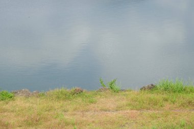Rezervuarın yanındaki yol. Metin için alanı kopyala. Grafik tasarımı, 3D oluşturma veya ön plan için alanı kopyala