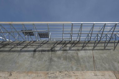 Evin çatısında hafif çelik yapı var. Modern mimari. Sanayi konsepti. Grafik tasarımı için, 3B görüntüleme ve pankart arkaplanı