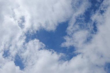 Yazın beyaz bulutların arkaplan deseni ve dokusu ve mavi gökyüzü. Gündüz vakti gökyüzünün durumu. Uzayı metin için kopyala. İklim ve hava durumu kavramı. Grafik tasarımı için, 3B görüntüleme ve pankart arkaplanı