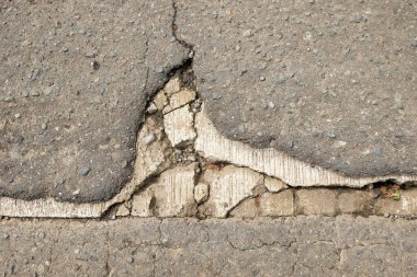 Hasarlı asfaltın arkaplan deseni ve dokusu deliklerle çatırdadı. Metin için alanı kopyala. Grafik tasarım, 3D tasarım ve afiş arkaplanı kavramı