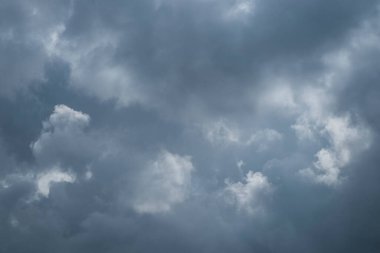 Yağmurlu mevsimlerde gri gökyüzünün soyut deseni ve dokusu. Güneş ışığı bulutlarla kaplıdır. İklim ve hava konsepti. Grafik tasarımı, 3D görüntüleme ve afiş arkaplanı için
