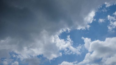 Mavi gökyüzündeki siyah ve beyaz bulutların arkaplan deseni ve dokusu. Uzayı metin için kopyala. Grafik tasarımı için, 3B görüntüleme ve pankart arkaplanı