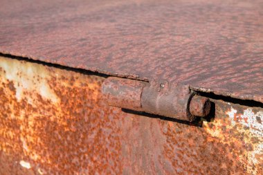 Paslı demir menteşeleri eski demir kutulara bağlıdır. Sanayi konsepti. Grafik tasarımı için, 3 boyutlu görüntüleme ve pankart arkaplanı