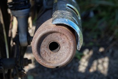 Paslı motosiklet egzozunu kapat. Grafik tasarımı, 3D görüntüleme ve afiş arkaplanı için