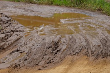 Beton yolun yüzeyi kahverengi çamurla çamurludur. Grafik tasarımı için, 3B görüntüleme ve pankart arkaplanı