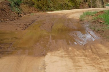 Beton yolun yüzeyi kahverengi çamurla çamurludur. Grafik tasarımı için, 3B görüntüleme ve pankart arkaplanı