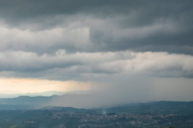 Doğal manzara sağanak yağış ve şehrin üzerinde kara bulutlar. Ekolojik ve çevresel kavramlar, iklim ve hava. Grafik tasarımı için, 3 boyutlu görüntüleme ve pankart arkaplanı