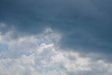 Gri ve beyaz gökyüzü eğimleri ve doku arkaplanı. Gün boyunca bulutlu bir gökyüzü. Uzayı metin için kopyala. İklim ve hava durumu. Grafik tasarımı, pankart arkaplanı ve 3B oluşturma için