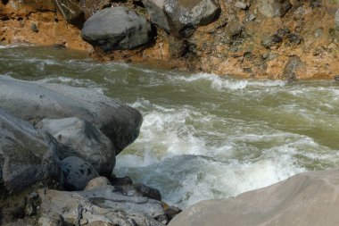 Dağ nehrinin kıyısındaki büyük kayalar. Ürün yerleştirme tasarımı için. Rahatlamak için sakin ve huzurlu bir ortam. Grafik tasarımı, pankart arkaplanı ve 3B oluşturma için
