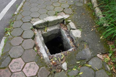 Kaldırımda drenaj kanalı var. Yayalar için tehlikelidir. Yol altyapısı konsepti. Grafik tasarımı için, 3B görüntüleme ve pankart arkaplanı