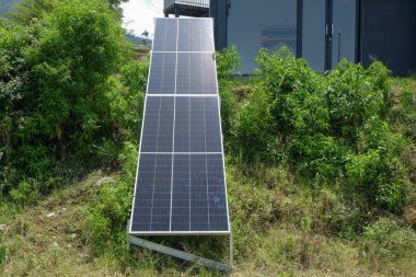 Bir binanın elektrik kaynağı için güneş panelleri. Çevre dostu ve yenilenebilir enerji kavramı. Grafik tasarımı için, 3 boyutlu görüntüleme ve pankart arkaplanı