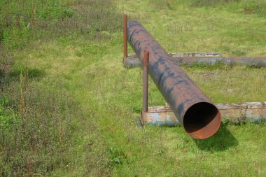 Paslı siyah çim tarlasında demir boru boyası. Metin için alanı kopyala. Grafik tasarımı, 3 boyutlu canlandırma ve afiş arkaplanı için endüstriyel tema.