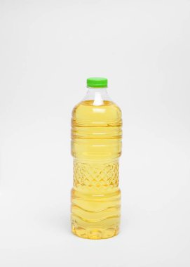 Beyaz arka planda izole edilmiş plastik şişede pişirme yağını kapat. Metin için alanı kopyala. Palmiye yağından pişirme yağı. Grafik tasarımı için, 3D tasarım ve afiş arkaplanı