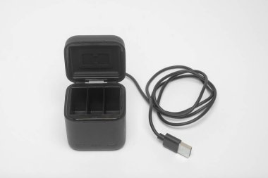 Aksiyon kamerası pilini şarj etmek için siyah kutu beyaz arkaplanda izole edildi. Metin için alanı kopyala. Grafik tasarımı, 3D görüntüleme ve afiş arkaplanı