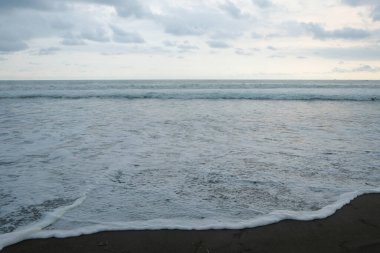 Dalgalar öğleden sonra sahile vuruyor. Grafik tasarımı için, 3 boyutlu görüntüleme ve pankart arkaplanı
