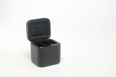 Siyah aksiyon kamera şarj kutusu beyaz arkaplanda izole edildi. Grafik tasarımı, 3D görüntüleme ve afiş arkaplanı için