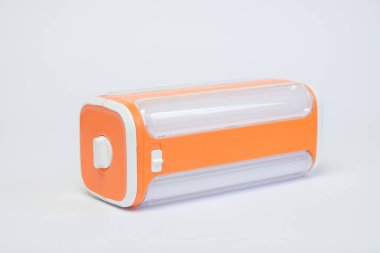 Beyaz arkaplanda izole edilmiş turuncu acil durum ışığını kapat. Mesaj için alanı kopyala. Beyaz arkaplanda izole edildi. Grafik tasarımı, 3D görüntüleme ve pankart arkaplanı için