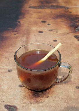 Limon otuyla karıştırılmış bir bardak zencefilli içecek. Tipik Endonezya içkisi. Grafik tasarımı için, 3B görüntüleme ve pankart arkaplanı