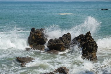Denizde kayalara çarpan dalgaların görüntüsü. Grafik tasarımı, pankart arkaplanı ve 3B oluşturma için