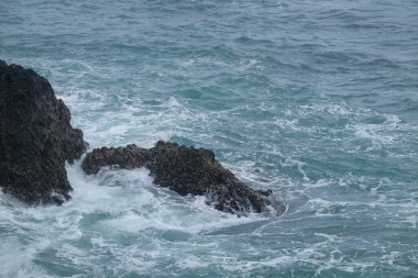 Plaj resifinin kenarındaki nazik dalgaların üst görüntüsü. Beyaz köpüklü dalgalar. Ekolojik ve çevresel kavram. Grafik tasarımı için, 3B görüntüleme ve pankart arkaplanı