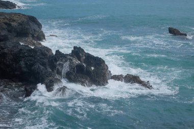 Plaj resifinin kenarındaki nazik dalgaların üst görüntüsü. Beyaz köpüklü dalgalar. Ekolojik ve çevresel kavram. Grafik tasarımı için, 3B görüntüleme ve pankart arkaplanı