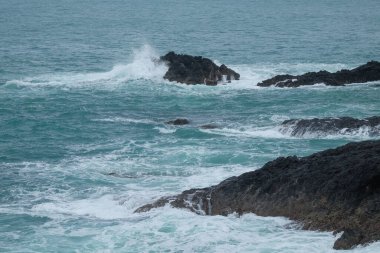 Plaj resifinin kenarındaki nazik dalgaların üst görüntüsü. Beyaz köpüklü dalgalar. Ekolojik ve çevresel kavram. Grafik tasarımı için, 3B görüntüleme ve pankart arkaplanı