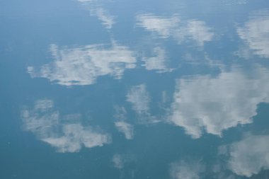 Su yüzeyindeki bulut yansıma dokusu. Uzayı metin için kopyala. Ekoloji ve çevre kavramı. Grafik tasarımı, pankart arkaplanı ve 3B oluşturma için